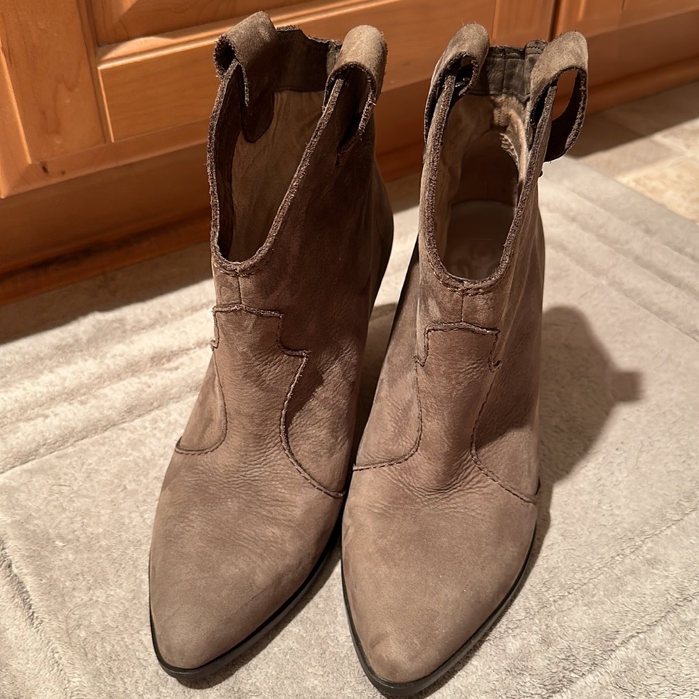 ZARA, Women's Ankle Boots high Thick Heel , Booties Faux Suede, size 7